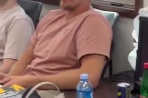 约基奇比赛之余玩2K 自己操纵自己结果没防住对手🤣🤣