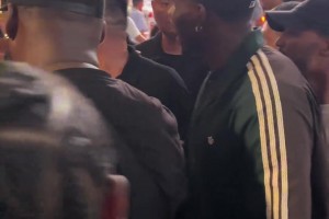 华子给球迷签名时用中文喊“别着急”，手里拿着这瓶是酒吗？😂